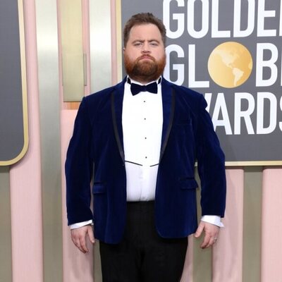 Paul Walter Hauser en la alfombra roja de los Globos de Oro 2023
