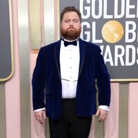 Paul Walter Hauser en la alfombra roja de los Globos de Oro 2023