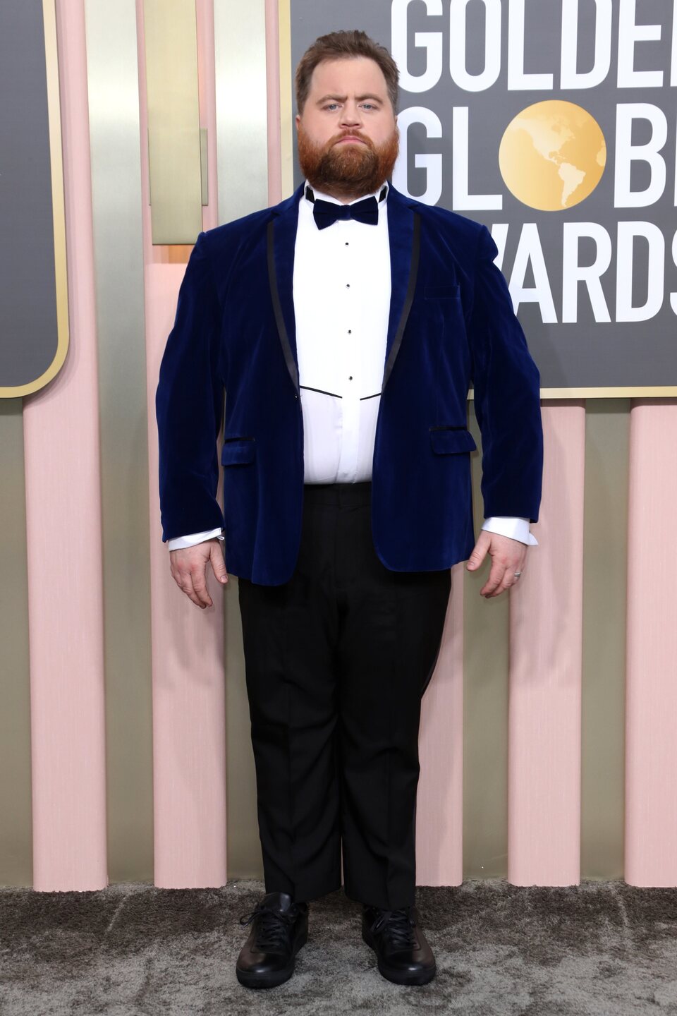 Paul Walter Hauser en la alfombra roja de los Globos de Oro 2023