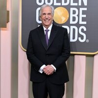 Henry Winkler en la alfombra roja de los Globos de Oro 2023