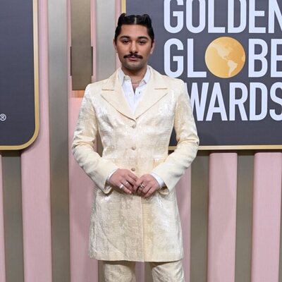 Mark Indelicato en la alfombra roja de los Globos de Oro 2023