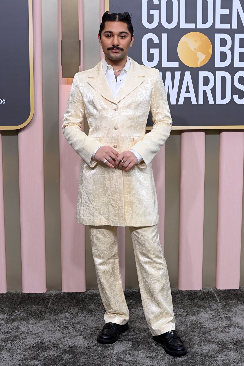 Mark Indelicato en la alfombra roja de los Globos de Oro 2023