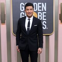 Mario Lopez en la alfombra roja de los Globos de Oro 2023