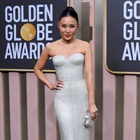 Li Jun Li en la alfombra roja de los Globos de Oro 2023