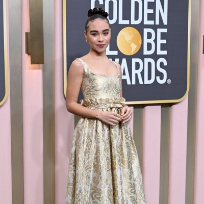 Bailey Bass en la alfombra roja de los Globos de Oro 2023