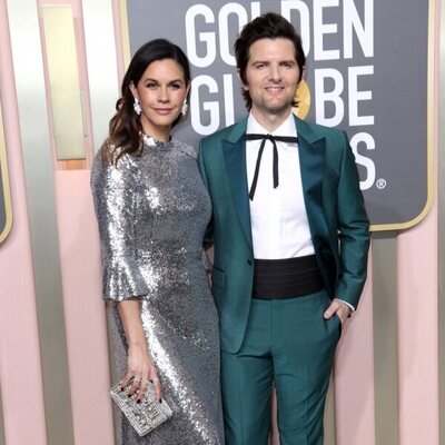 Naomi y Adam Scott en la alfombra roja de los Globos de Oro 2023