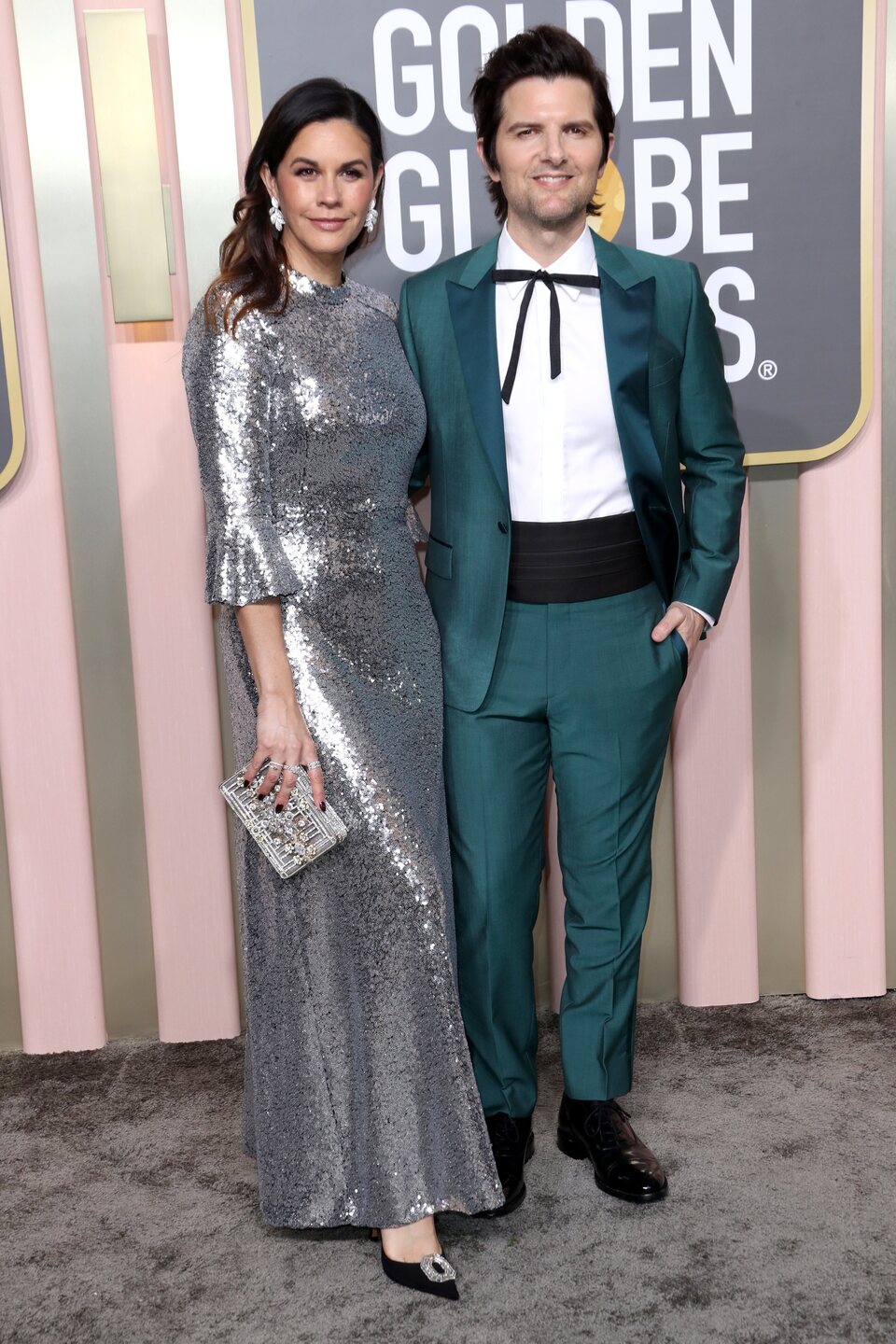 Naomi y Adam Scott en la alfombra roja de los Globos de Oro 2023