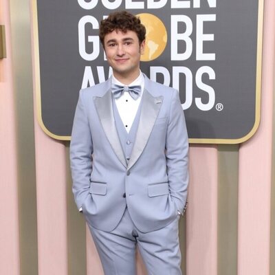 Gabriel LaBelle en la alfombra roja de los Globos de Oro 2023