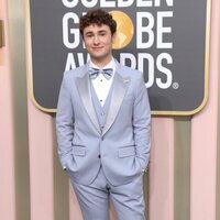 Gabriel LaBelle en la alfombra roja de los Globos de Oro 2023