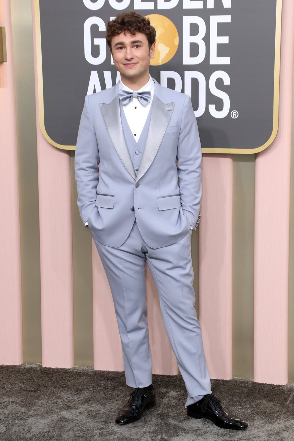 Gabriel LaBelle en la alfombra roja de los Globos de Oro 2023