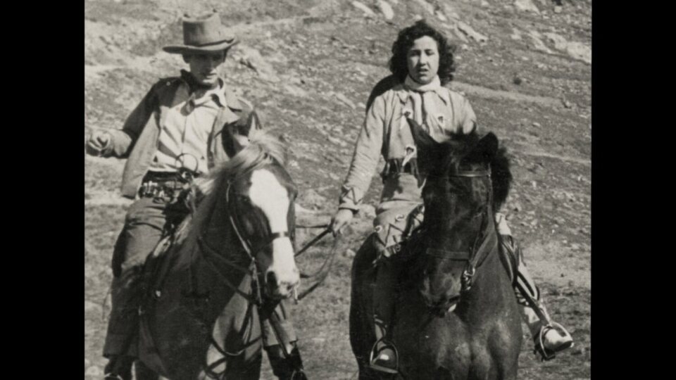 Los caballos mueren al amanecer