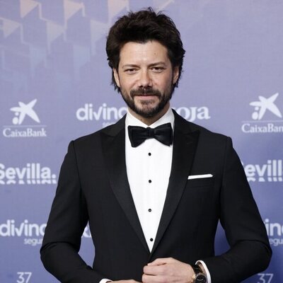 Álvaro Morte en la alfombra azul de los Goya 2023