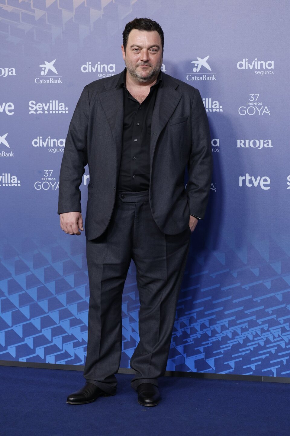 Denis Ménochet en la alfombra azul de los Goya 2023