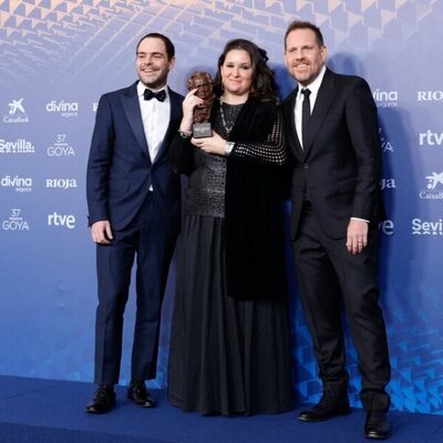 Peter Lanzani, Agustina Llambi-Campbell y Federico Posternak en la alfombra de ganadores de los Goya 2023