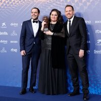 Peter Lanzani, Agustina Llambi-Campbell y Federico Posternak en la alfombra de ganadores de los Goya 2023