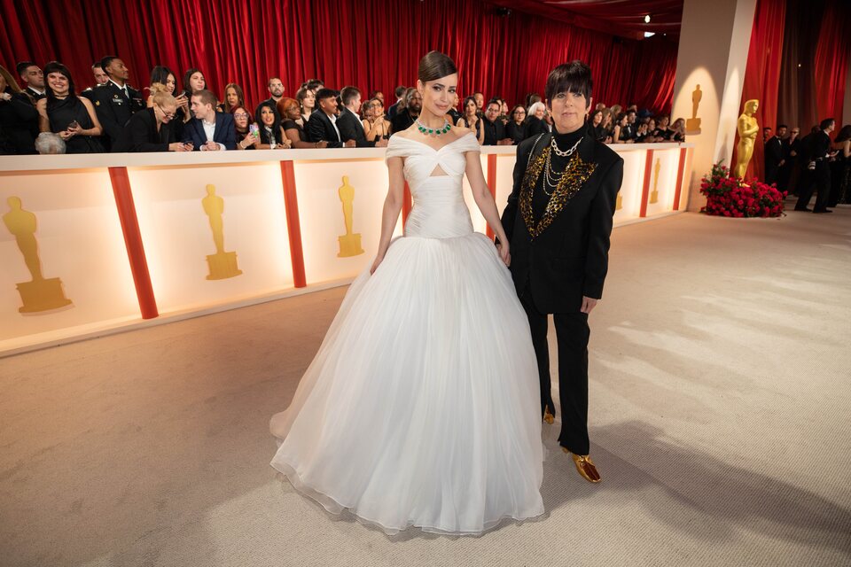 Sofia Carson y Diane Warren en la alfombra champagne de los Oscar 2023