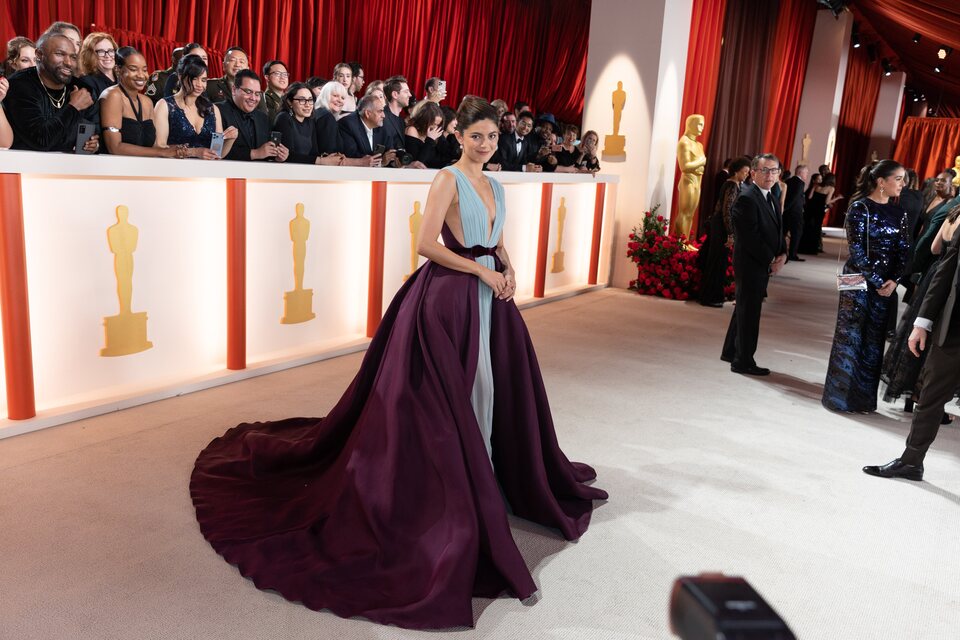 Monica Barbaro en la alfombra champagne de los Oscar 2023