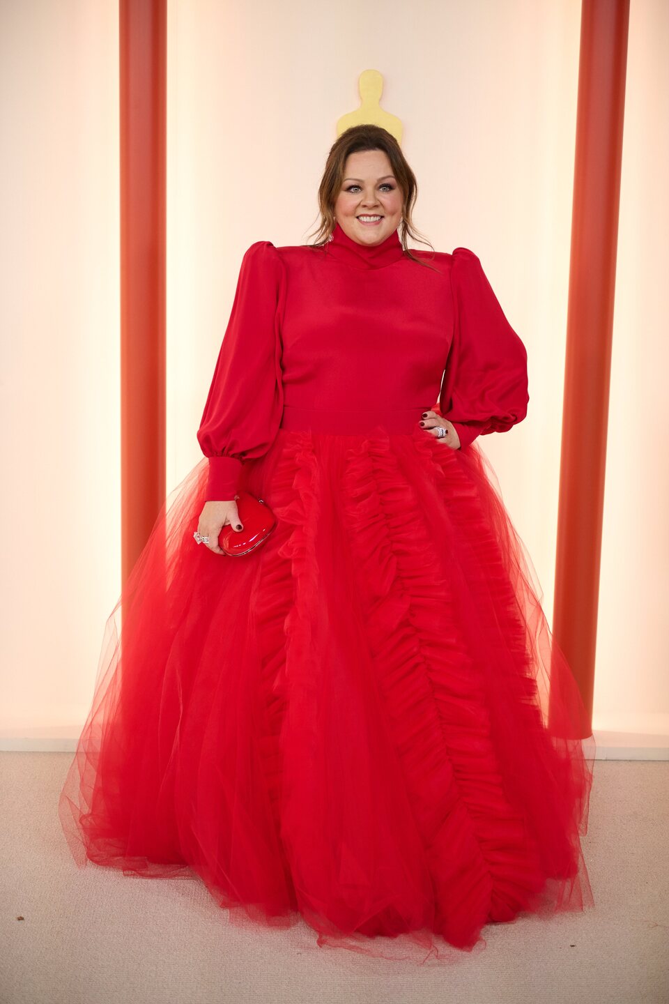 Melissa McCarthy en la alfombra champagne de los Oscar 2023
