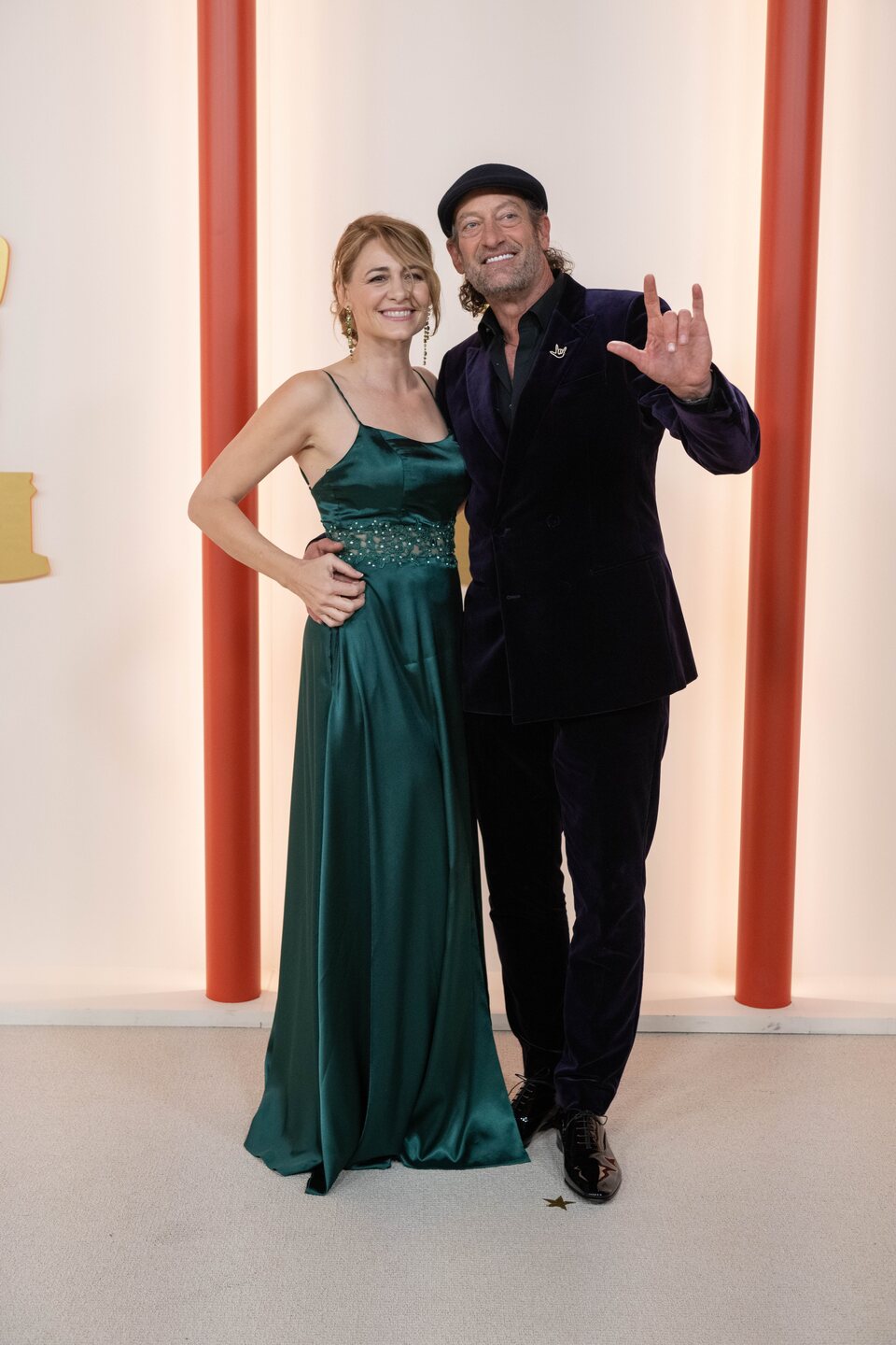 Troy Kotsur y Deanne Bray en la alfombra champagne de los Oscar 2023