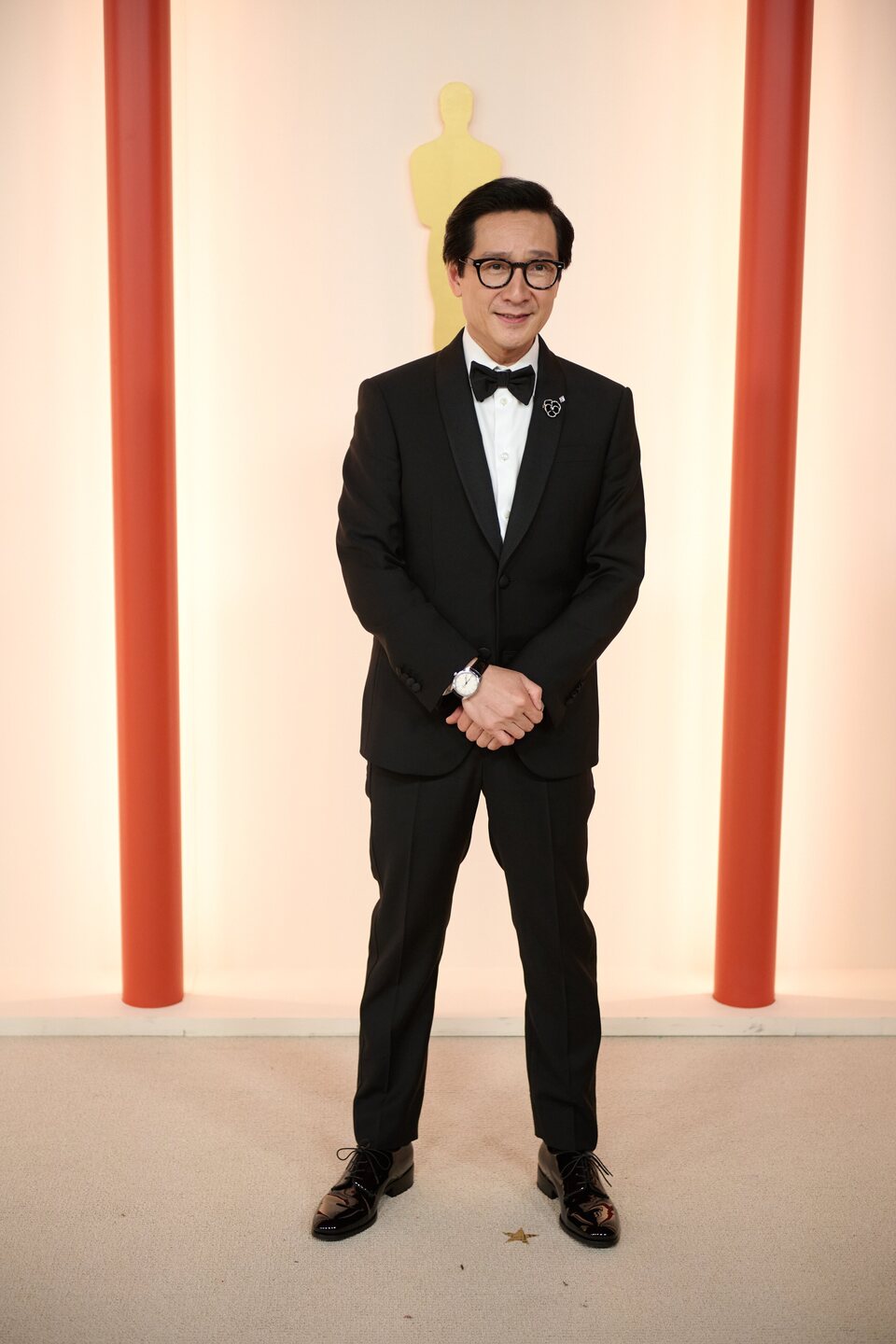 Ke Huy Quan en la alfombra champagne de los Oscar 2023