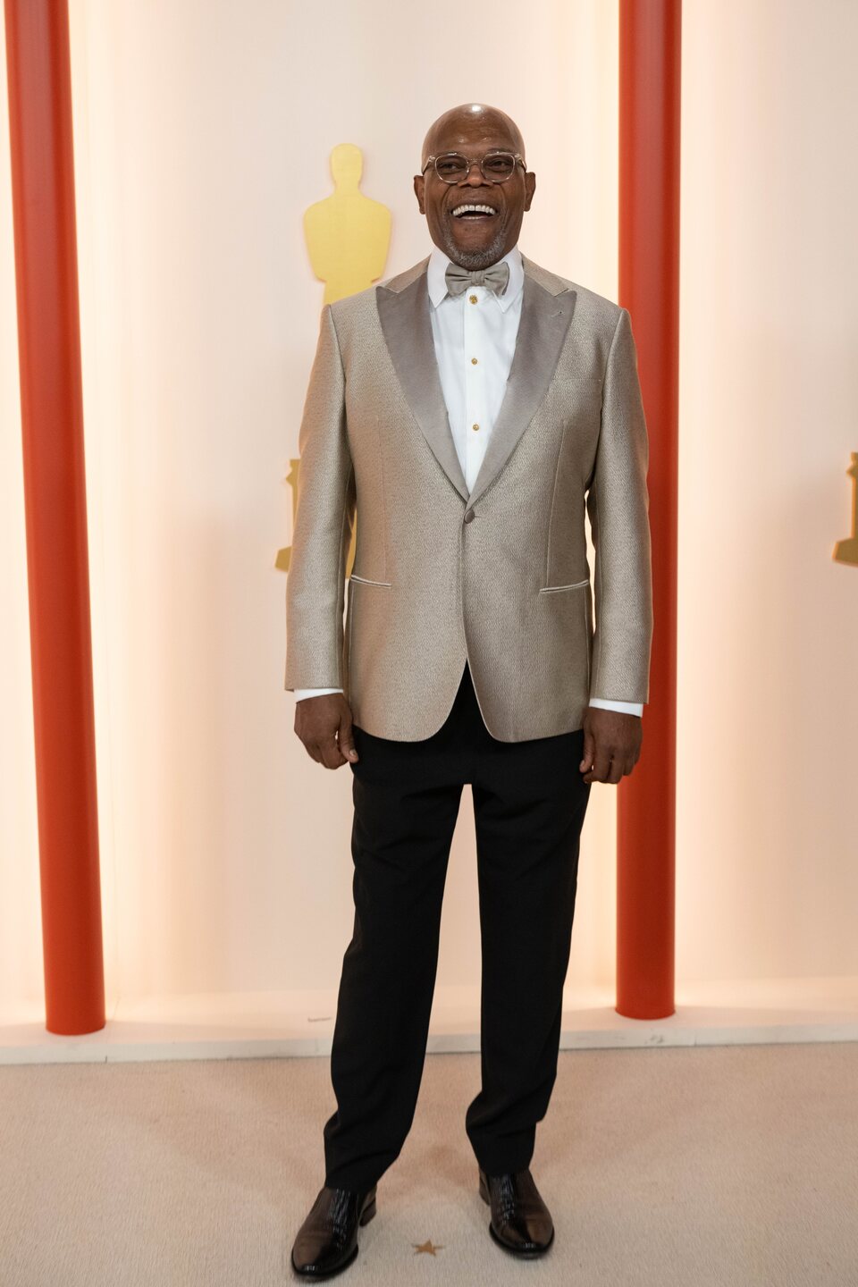 Samuel L. Jackson en la alfombra champagne de los Oscar 2023