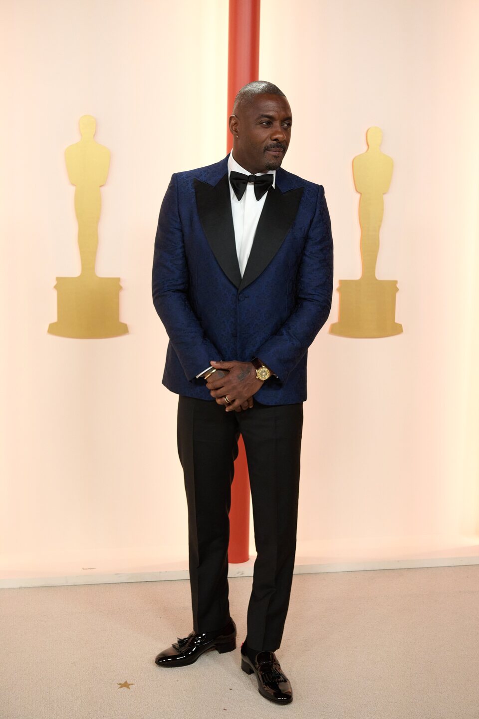 Idris Elba en la alfombra champagne de los Oscar 2023