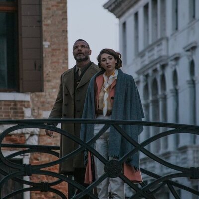 Al otro lado del río y entre los árboles