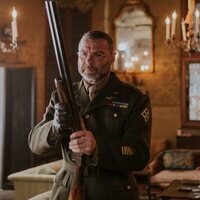 Al otro lado del río y entre los árboles