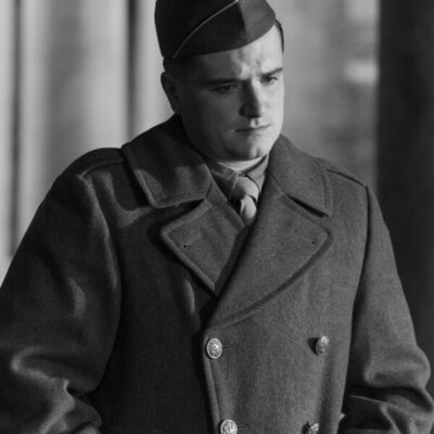 Al otro lado del río y entre los árboles