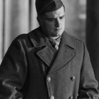 Al otro lado del río y entre los árboles