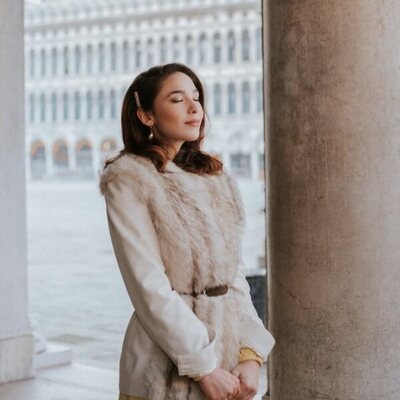 Al otro lado del río y entre los árboles