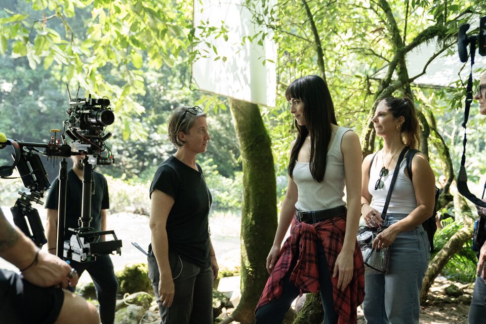 S.J.Clarkson y Dakota Johnson en el rodaje de 'Madame Web'