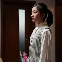 Un perro ladrando a la luna