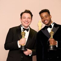 Ben Proudfoot y Kris Bowers con su Oscar