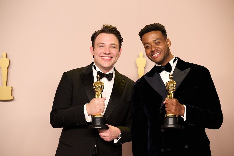 Ben Proudfoot y Kris Bowers con su Oscar