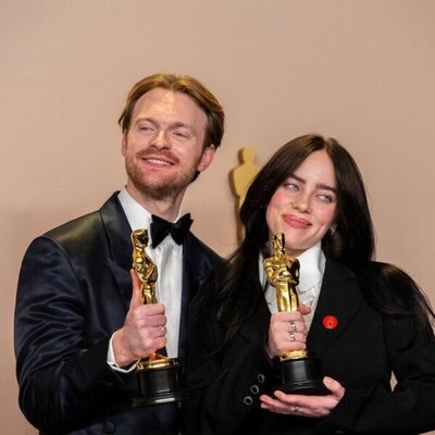 Billie Eilish y Finneas O'Connell posan con su Oscar