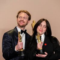 Billie Eilish y Finneas O'Connell posan con su Oscar