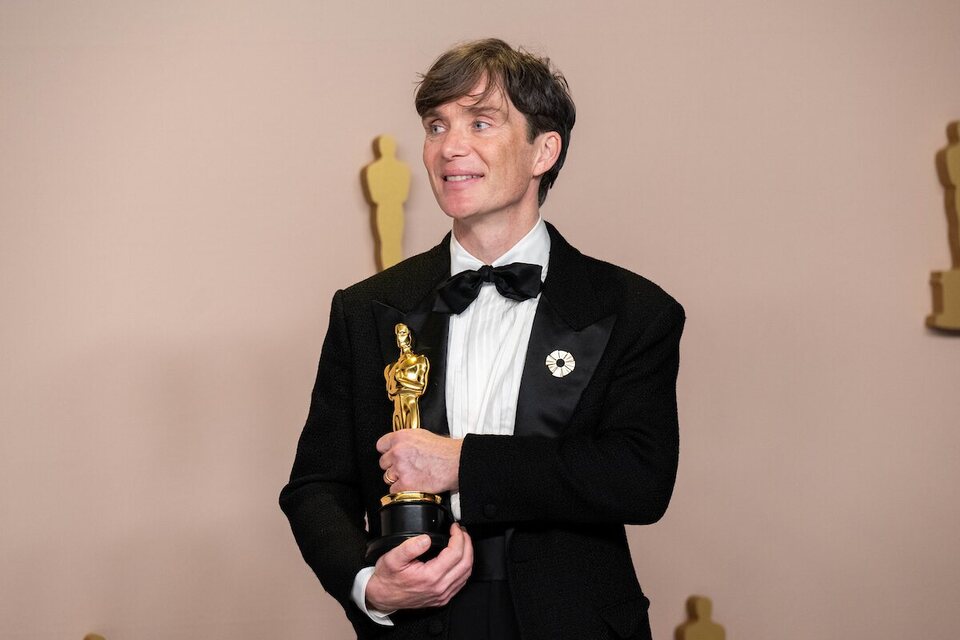 Cillian Murphy posa con su Oscar por 'Oppenheimer'