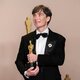Cillian Murphy posa con su Oscar por 'Oppenheimer'