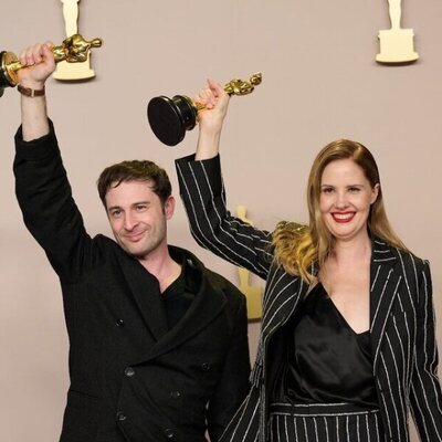 Justine Triet y Arthur Harari posan con su Oscar 2024