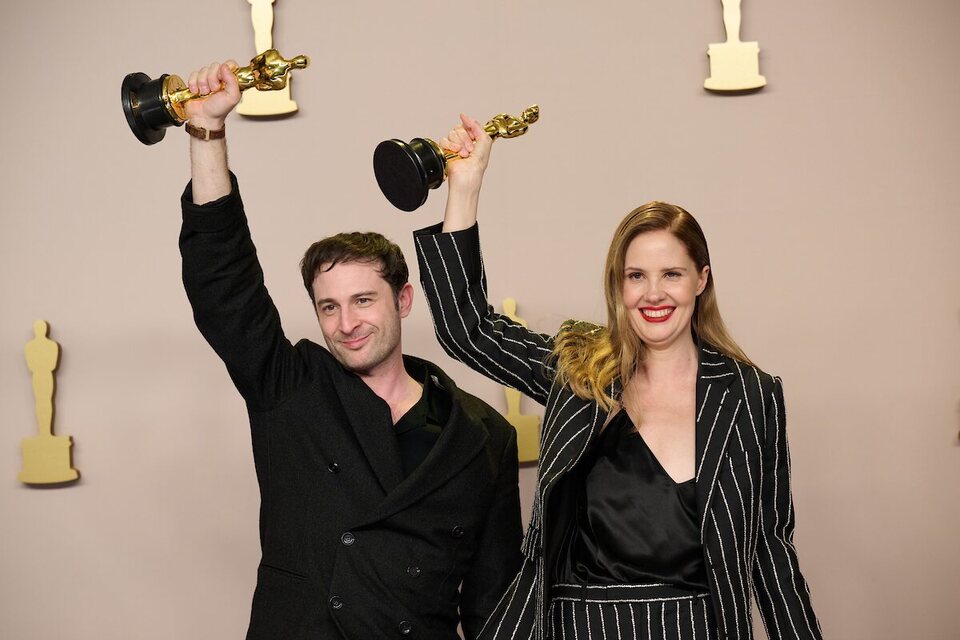Justine Triet y Arthur Harari posan con su Oscar 2024