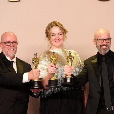 Nadia Stacey, Mark Coulier y Josh Weston con su Oscar