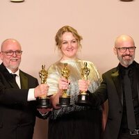 Nadia Stacey, Mark Coulier y Josh Weston con su Oscar