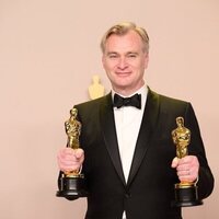 Christopher Nolan con sus dos Oscars en la gala de 2024