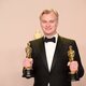 Christopher Nolan con sus dos Oscars en la gala de 2024