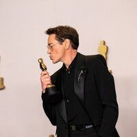 Robert Downey Jr. posa con su Oscar por 'Oppenheimer'