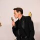 Robert Downey Jr. posa con su Oscar por 'Oppenheimer'