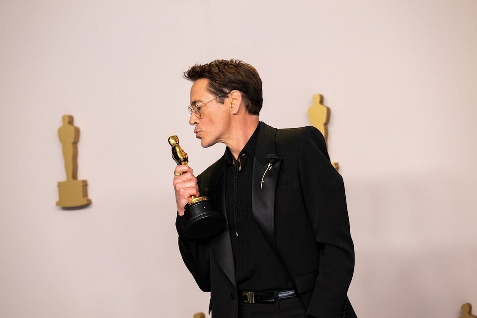 Robert Downey Jr. posa con su Oscar por 'Oppenheimer'