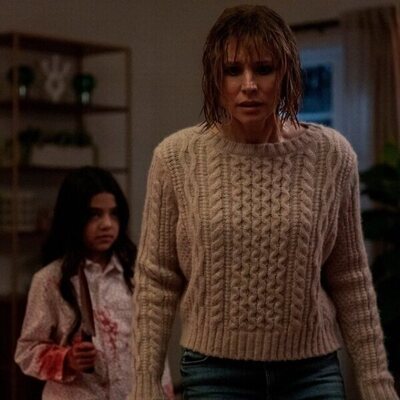 La mujer de la casa de enfrente de la chica en la ventana