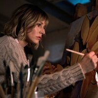 La mujer de la casa de enfrente de la chica en la ventana